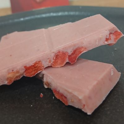 ブルボン★ストロベリーショコラ ごろっと苺の贅沢なおいしさ(板チョコ)