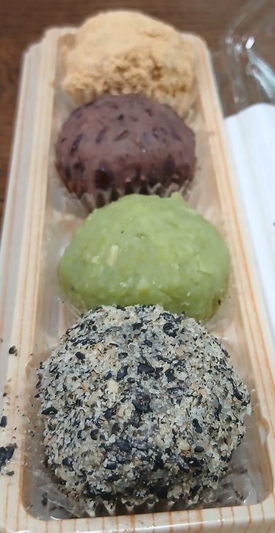 シャトレーゼ★ひとくちもち麦おはぎ(きなこ・小豆・ずんだ・胡麻)小さく丸いおはぎ4個