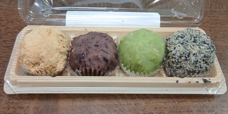 シャトレーゼ★ひとくちもち麦おはぎ(きなこ・小豆・ずんだ・胡麻)小さく丸いおはぎ4個