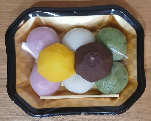 成城石井の月見ひとくち団子(中秋の名月:10月6日は曇り空)