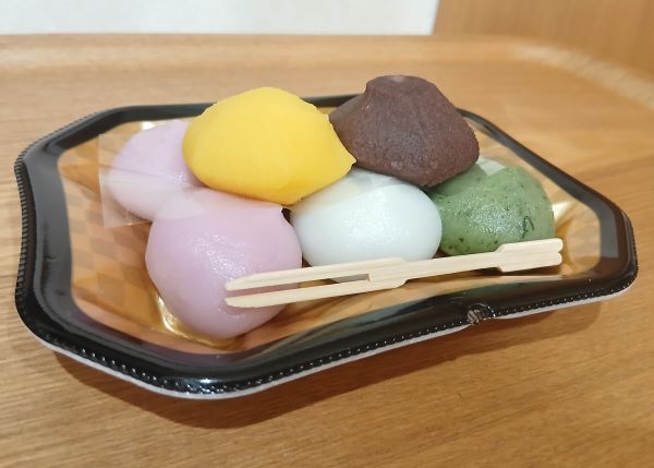 成城石井の月見ひとくち団子(中秋の名月:10月6日は曇り空)