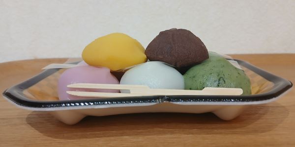 成城石井の月見ひとくち団子(中秋の名月:10月6日は曇り空)