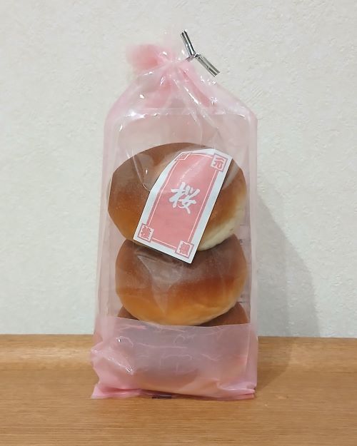 銀座木村家で購入したパン3種★酒種桜あんぱん・チョココロネ・レーズンブレッド