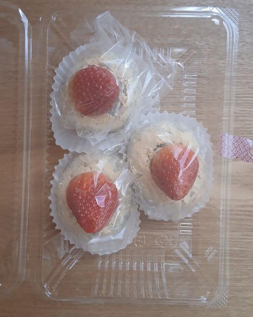 えぼし麻呂に見えてきた。いちご大福（御菓子処やくも）もちもち＆なめらか。春ですね！