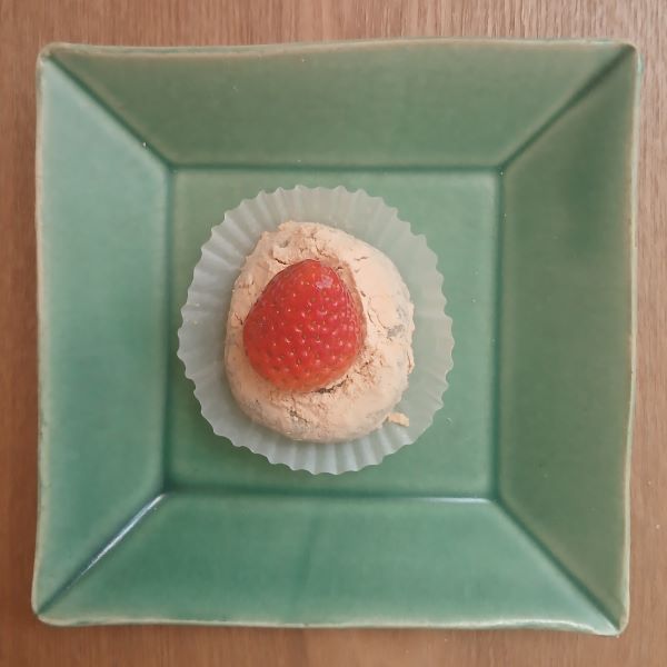 えぼし麻呂に見えてきた。いちご大福（御菓子処やくも）もちもち＆なめらか。春ですね！