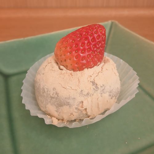 えぼし麻呂に見えてきた。いちご大福（御菓子処やくも）もちもち＆なめらか。春ですね！