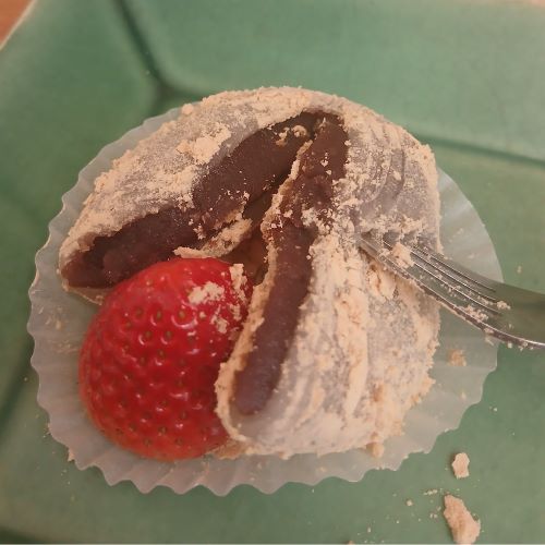 えぼし麻呂に見えてきた。いちご大福（御菓子処やくも）もちもち＆なめらか。春ですね！