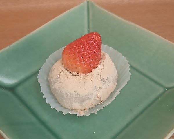 えぼし麻呂に見えてきた。いちご大福（御菓子処やくも）もちもち＆なめらか。春ですね！
