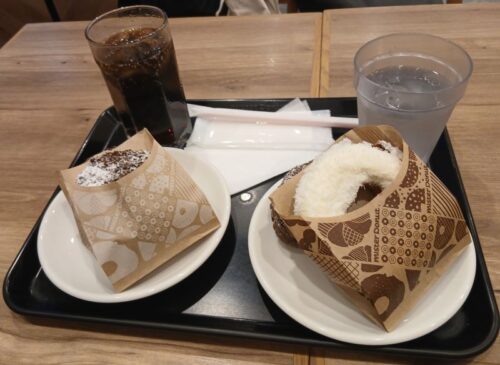 買い物に疲れたら、ミスタードーナツで休憩。見慣れないドーナツを１人２個ずつチョイス