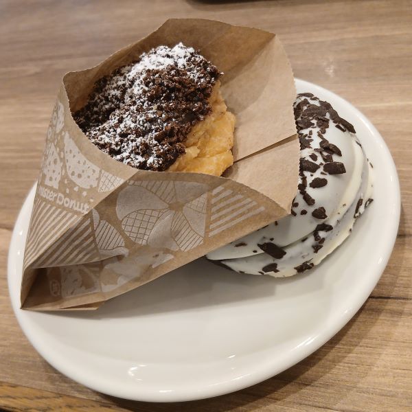 買い物に疲れたら、ミスタードーナツで休憩。見慣れないドーナツを１人２個ずつチョイス