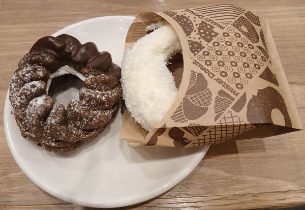 買い物に疲れたら、ミスタードーナツで休憩。見慣れないドーナツを１人２個ずつチョイス