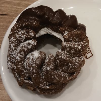 買い物に疲れたら、ミスタードーナツで休憩。見慣れないドーナツを１人２個ずつチョイス