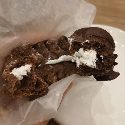 買い物に疲れたら、ミスタードーナツで休憩。見慣れないドーナツを１人２個ずつチョイス