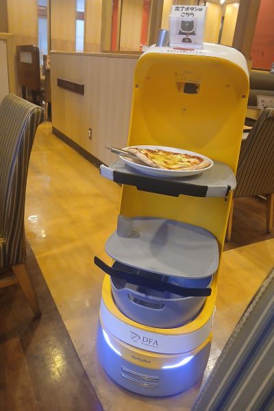 ガスト★猫型の配膳ロボット
