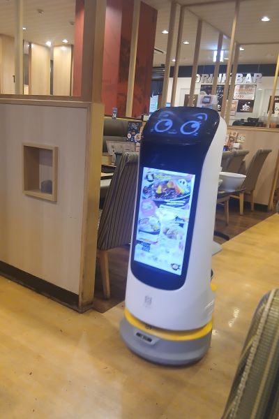 ガスト★猫型の配膳ロボット
