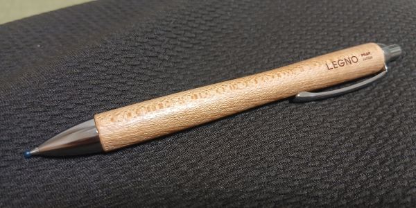 子供達からのプレゼント 息子からはボールペン「レグノ(LEGNO)」